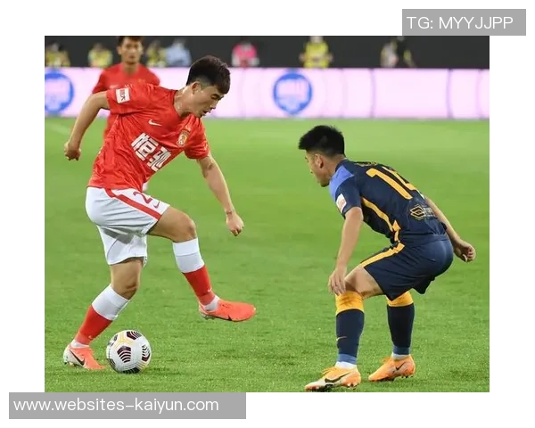 广州足球队技术争议引发热议球迷与专家观点碰撞分析